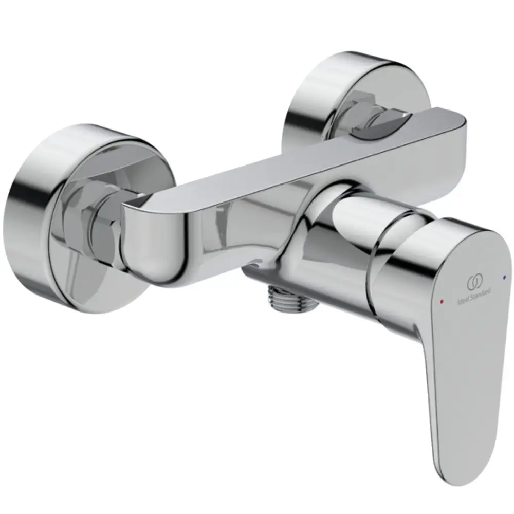 Chrome-finish Brausearmatur mit einem seitlichen Hebel zur Temperatur- und Wassermengenregulierung, montiert an der Wand. Die Armatur gehört zur Marke Ideal Standard.